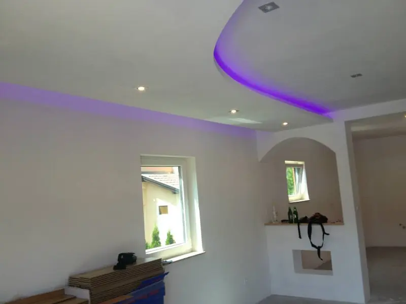 RGB LED rasvjeta ugrađena u spušteni strop